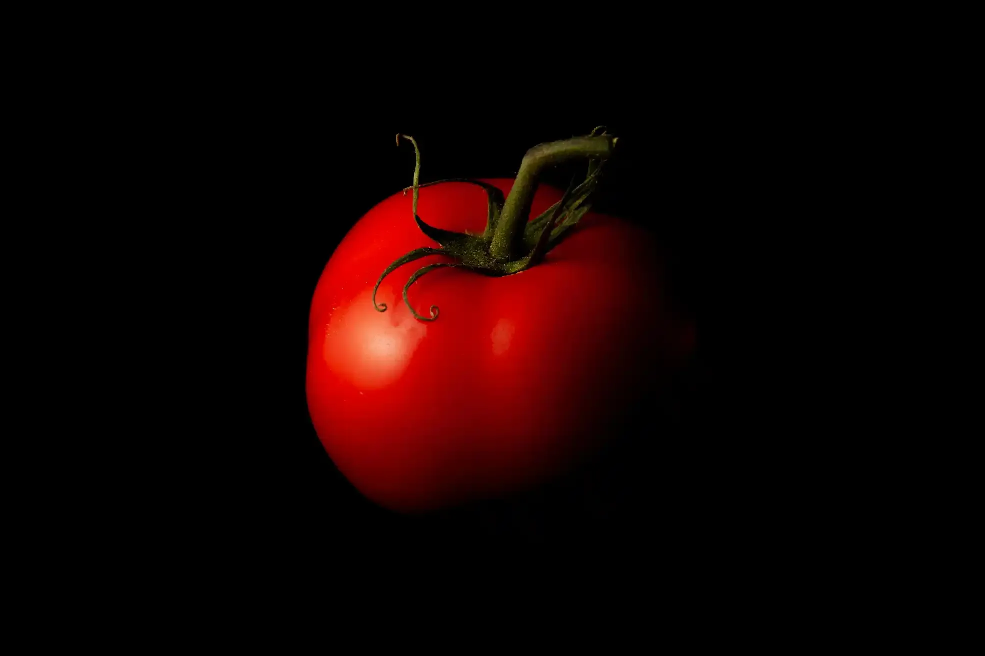 Fotografía de producto food ecommerce Madrid tomate fondo negro